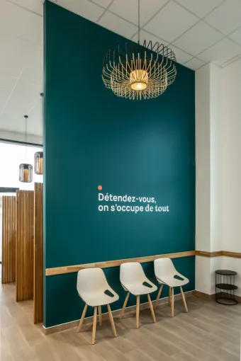 Aménagement d’une salle d’attente avec du mobilier en bois sur mesure, Montpellier, Atelier F