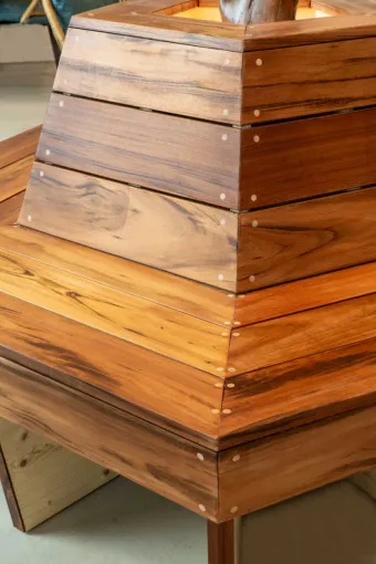 Création d'une banquette sur mesure en bois pour un cabinet médical à Juvignac, Montpellier, Atelier F