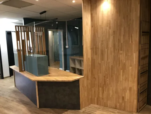 Présentoir en bois sur mesure à Montpellier, Montpellier, Atelier F