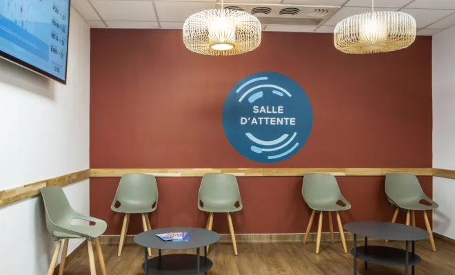 Aménagement d’une salle d’attente avec du mobilier en bois sur mesure, Montpellier, Atelier F