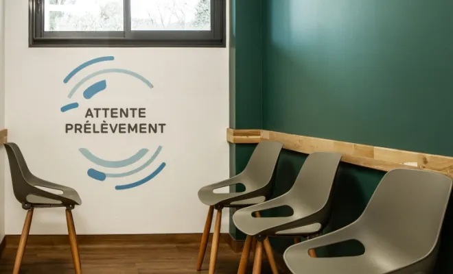 Aménagement d’une salle d’attente avec du mobilier en bois sur mesure, Montpellier, Atelier F