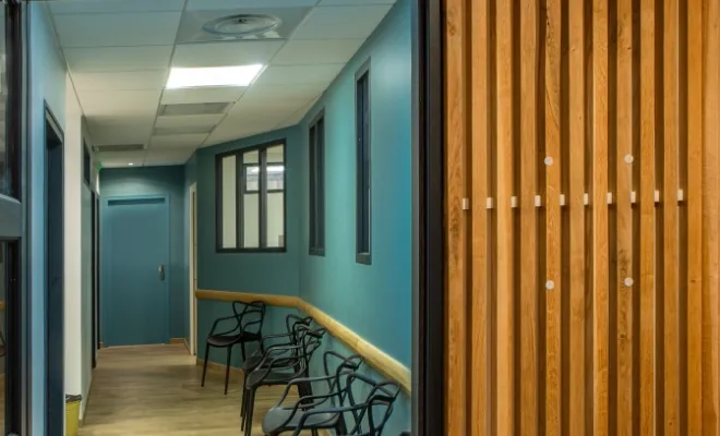 Aménagement d’une salle d’attente avec du mobilier en bois sur mesure, Montpellier, Atelier F