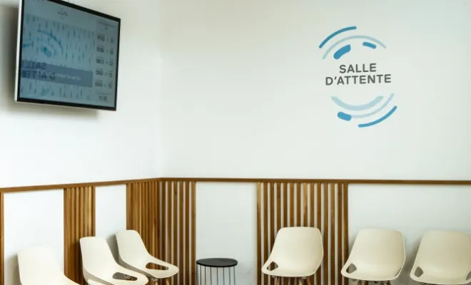 Aménagement d’une salle d’attente avec du mobilier en bois sur mesure, Montpellier, Atelier F