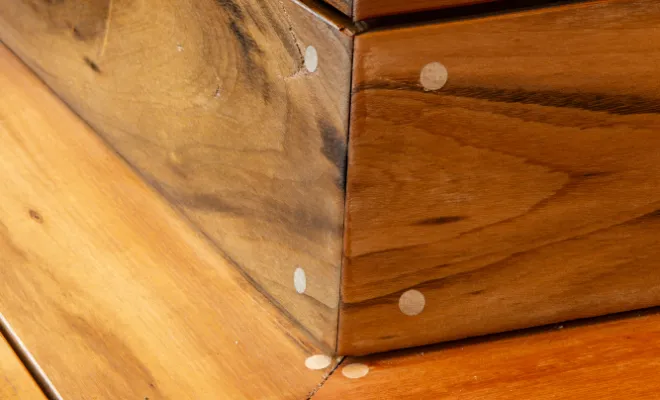 Création d'une banquette sur mesure en bois pour un cabinet médical à Juvignac, Montpellier, Atelier F