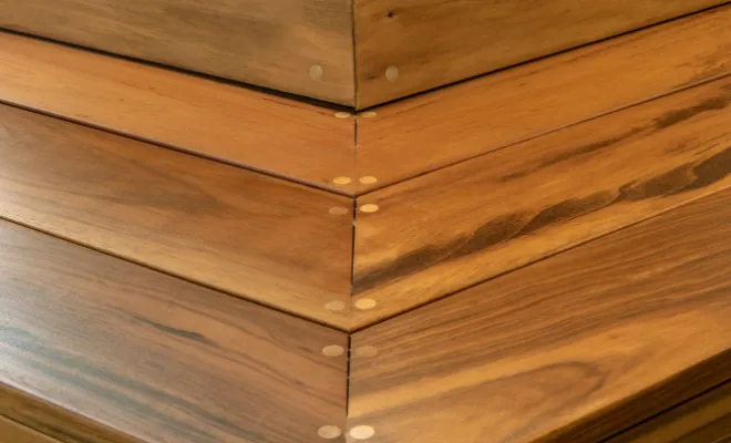 Création d'une banquette sur mesure en bois pour un cabinet médical à Juvignac, Montpellier, Atelier F