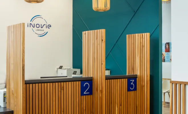 Création d'un comptoir intérieur sur mesure pour un laboratoire d'analyse à Juvignac, Montpellier, Atelier F